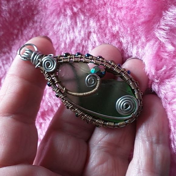 NWT Handcrafted Wire Weaved Beach Glass and Brass Pendant - Picture 4 of 6